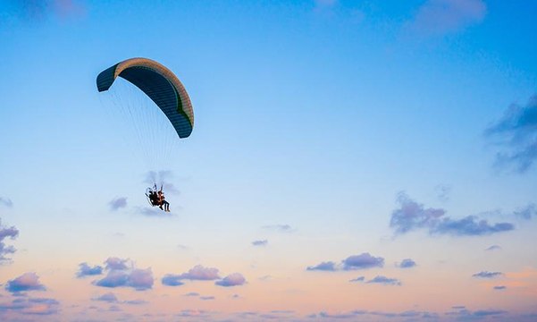 يوتيوبر ينجو من الموت بأعجوبة بعد سقوطه من ارتفاع 100 قدم