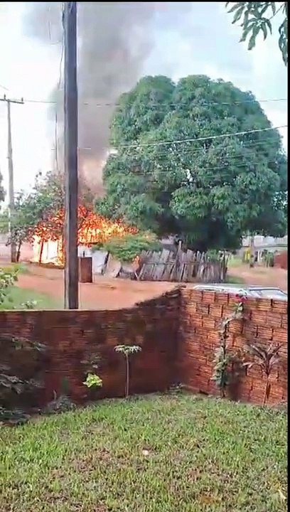 Idosos que tiveram casa destruída em incêndio criminoso precisam de ajuda da comunidade