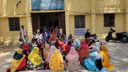 पानी के लिए महिलाओं का सत्संग...गाया-जेल चलें चाहे रेल में, मैं तो पानी मांगनी आई