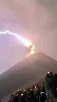 ¡Qué fuerza de la naturaleza! Esto ocurre cuando un rayo cae sobre un volcán en erupción