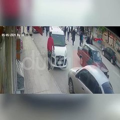 Otomobille düğün konvoyunun önüne kesen sürücü, kaçarken arkadaşının üzerinden geçti