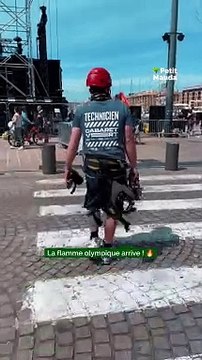 Découvrez le programme complet de la flamme olympique à Marseille ! ️ Date : La flamme olympique arrive à Marseille le 8 mai. Qui la porte ? Manodou aura l'honneur de porter la flamme lors de son arrivée. Qu'est-ce qu'il va se passer ensu