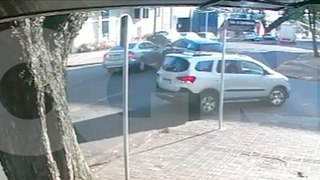 Câmera registra acidente entre Civic e Sportage na Rua Paraná