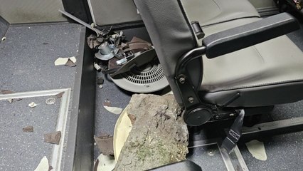 관광버스에 돌덩이 떨어져 3명 부상...빗길 미끄러져 가드레일 추돌 / YTN