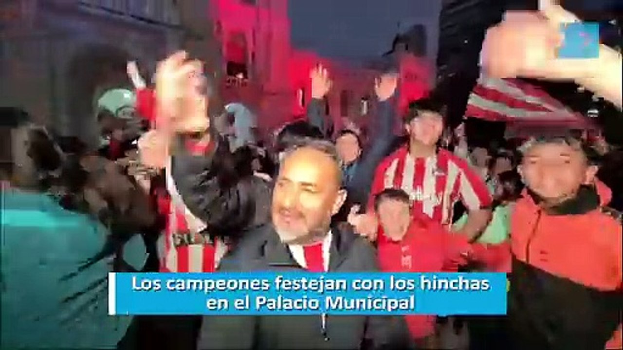 Los campeones festejan con los hinchas en el Palacio Municipal