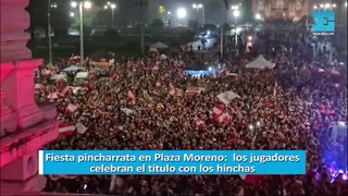 Fiesta pincharrata en Plaza Moreno: los jugadores celebran el título con los hinchas