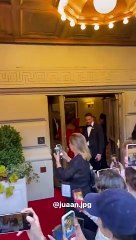 ¡Shakira Hace su Impactante Debut en la MET Gala 2024 con Carolina Herrera! ✨