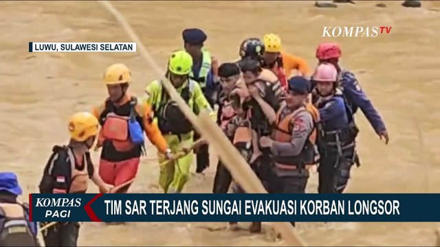 Akses Jalan Terputus, Tim SAR Terjang Sungai Evakuasi Korban Longsor yang Terisolasi