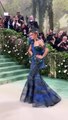 Zendaya Menggunakan Custom Margiela oleh Galliano Terinspirasi oleh Christian Dior Haute Couture Musim Semi 1999