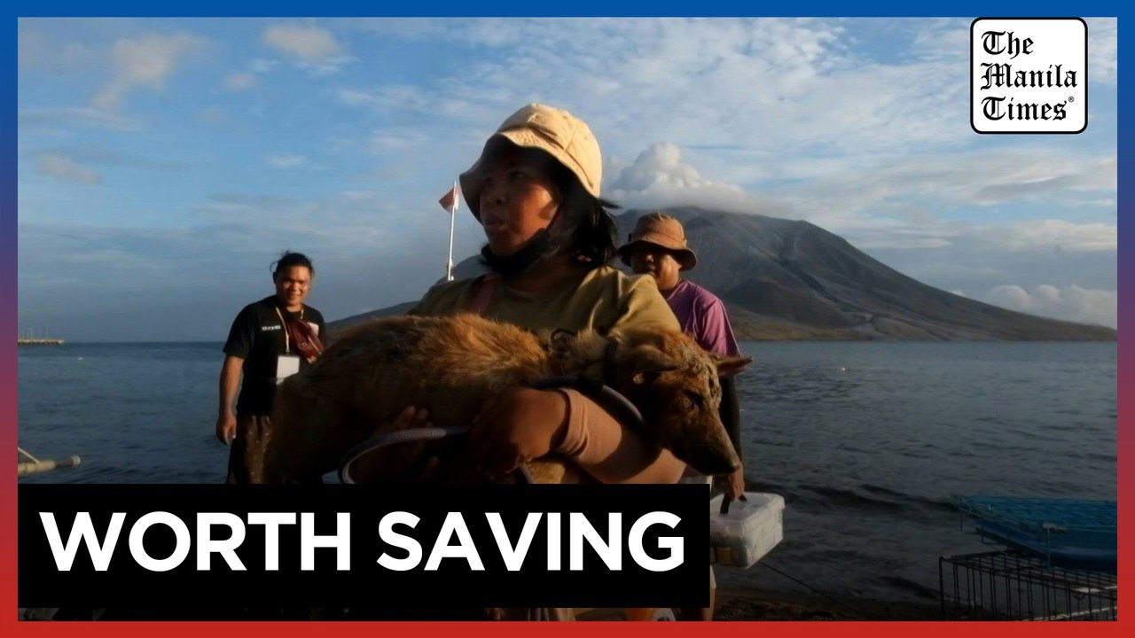 Rescuers brave Indonesia volcano eruptions to save pets