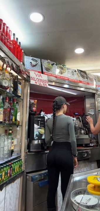Elisa Aglitoiu bellissima ragazza barista con leggings dal vivo su tiktok