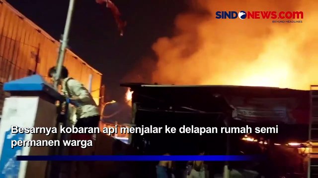 Detik-Detik Kebakaran Melahap Gudang Kardus dan 8 Rumah Warga di Jakarta Barat