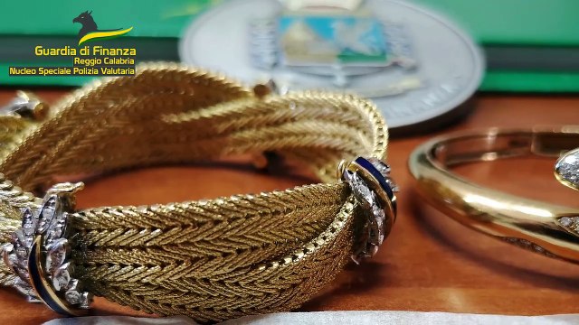 Reggio, falso promotore finanziario truffa i risparmiatori per 2 mln di euro. Sequestrati 4000 gioielli