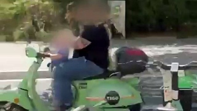 Una menor conducir una moto de alquiler sin casco en Barcelona