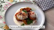 Huevos escalfados con crema de queso y cebolla