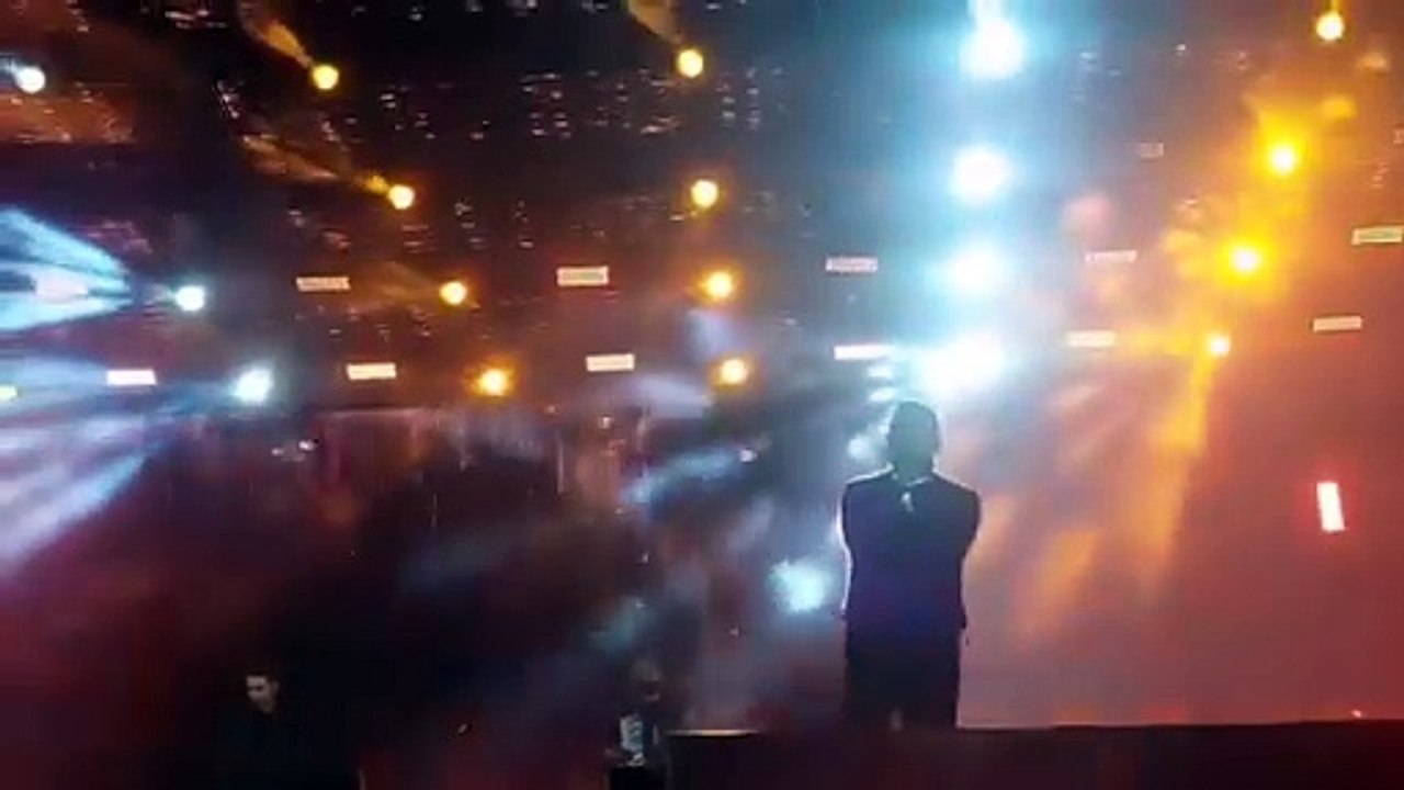 عمرو دياب معرفش حد بالأسم ده لايف لأول مرة #حفلة_المنارة