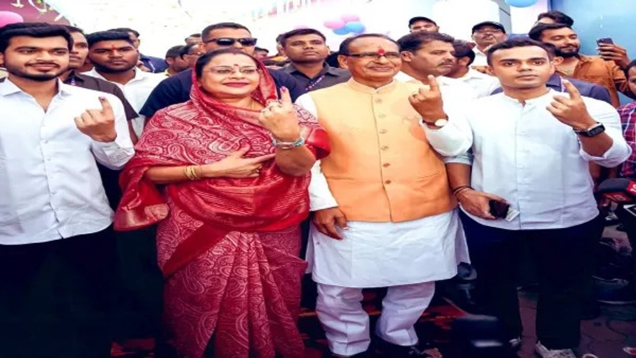 ग्राम जैत में शिवराज सिंह चौहान ने परिवार के साथ किया वोट, मतदान से पहले की पूजा