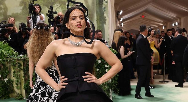 Rosalía habla con los medios en el 'jardín' utópico de la Met Gala