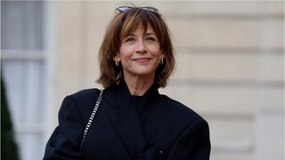 GALA VIDEO - PHOTO - Sophie Marceau fait sensation dans un manteau noir pour le dîner d’État à l’Élysée