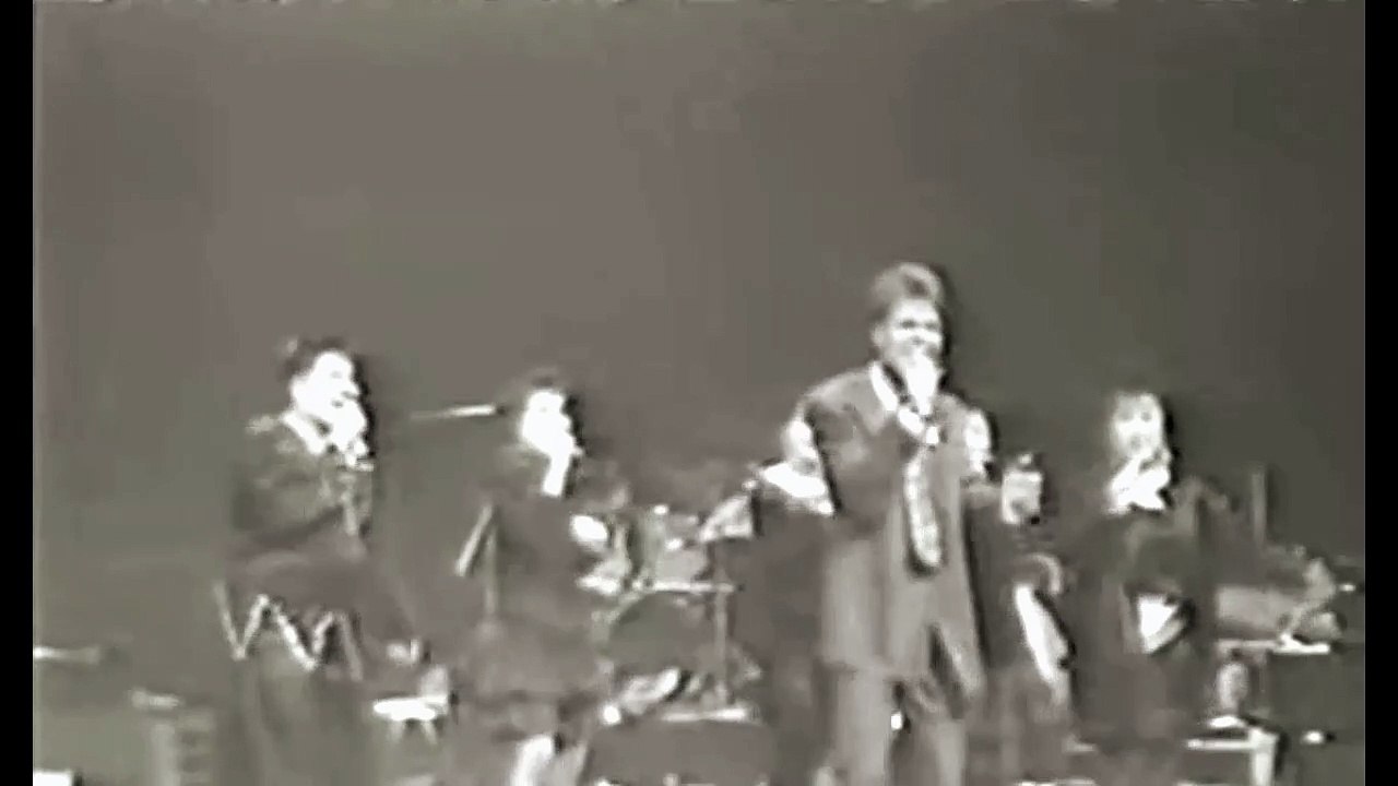 medley : CONGRATULATIONS/EARLY IN THE MORNING/LUCKY LIPS/DO YOU WANNA DANCE by Cliff Richard - live perforamnce Japan