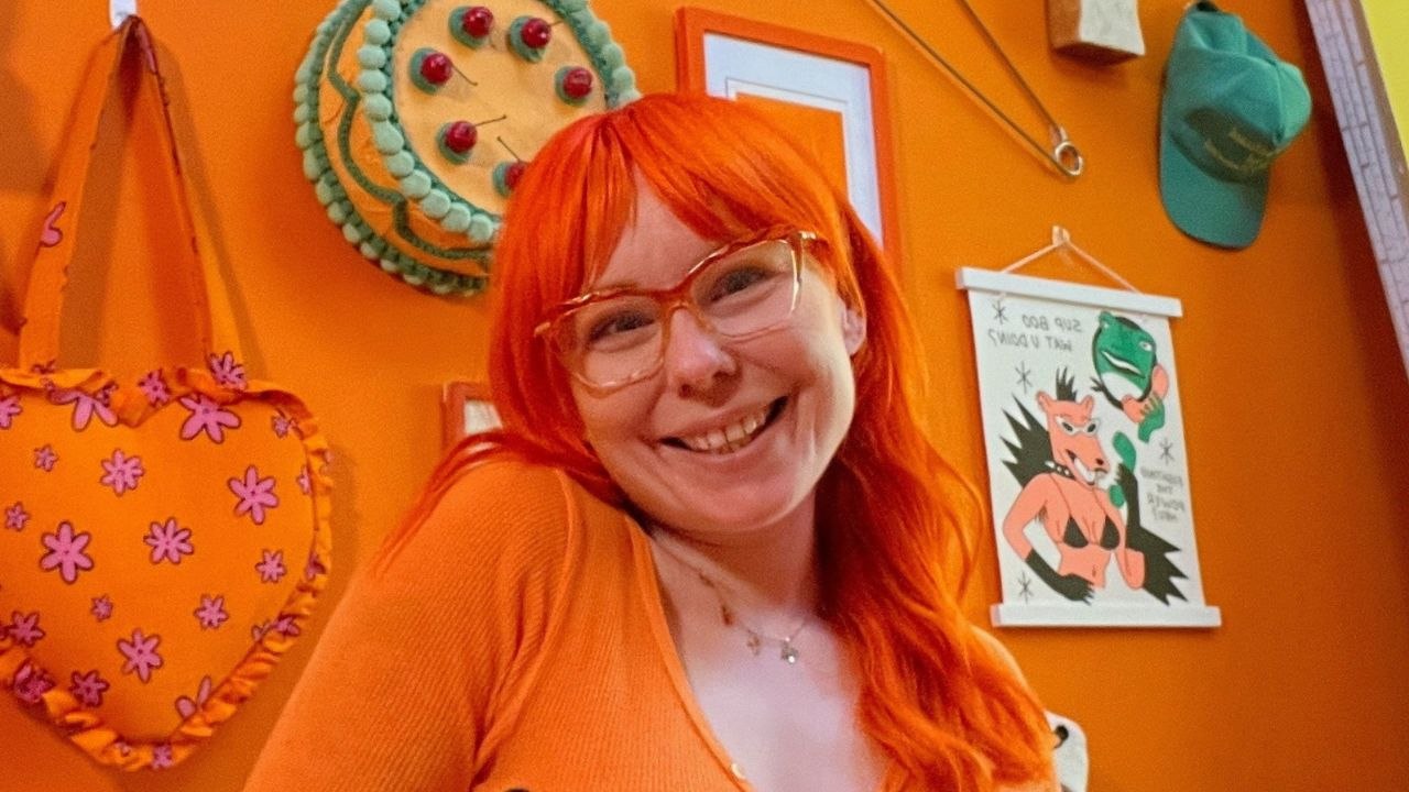 Frau ist besessen von der farbe orange. sie trägt sie jeden tag, hat orangefarbene haare und eine wohnung