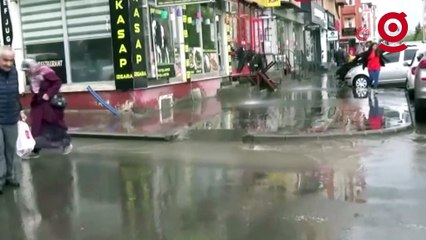 Kars’ta sağanak yağmur: Caddeler göle döndü