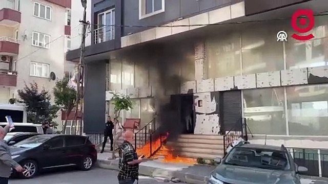 Şişli'de oturduğu dairenin tahliyesine karşı çıkan kişi binayı yakmaya çalıştı