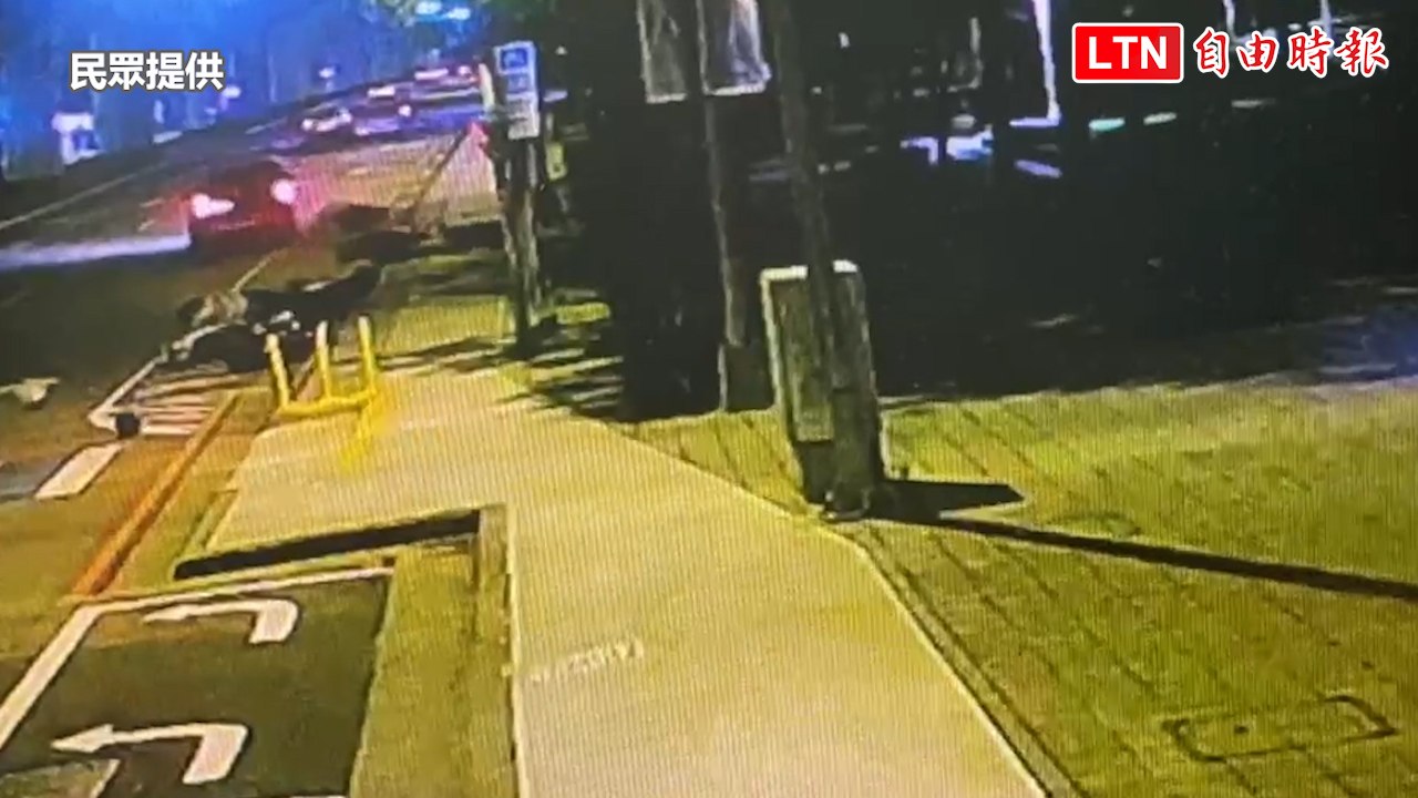 打保齡球？台中Land Rover突偏移「刷整排機車」 再追撞計程車(民眾提供)