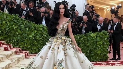 Descargar video: Katy Perry va al Met Gala con l'intelligenza artificiale. E anche la madre cade nel tranello