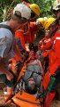 VÍDEO: Voluntários de Joinville em RS resgatam mulher e levam maca por 10 quilômetros