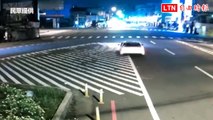 彰化轎車深夜撞斷路燈  驚險一刻影像曝光(民眾提供)