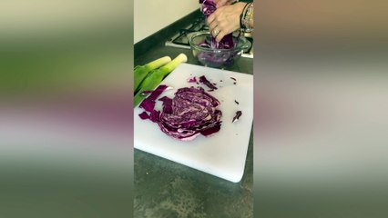 Crema di verza rossa anti-age e drenante (con porro e gocce di yogurt)