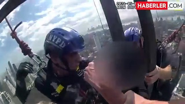 Amerika Birleşik Devletleri'nde 54 katlı gökdelenin çatısından atlamak isterken cam korkuluğa sıkışan kadın, polis tarafından kuratrıldı