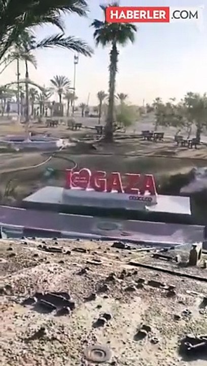 İsrail ordusuna ait bir zırhlı araç, sınır kapısındaki "Gazze'yi Seviyorum" tabelasını yerle bir etti
