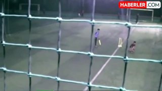 Hindistan'da 11 yaşındaki sporcu Shaurya Khandve, kriket antrenmanı sırasında topun kasık bölgesine çarpması sonucu hayatını kaybetti