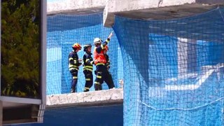 Dos trabajadores atrapados tras el derrumbe de parte del forjado de un edificio en construcción en Madrid.