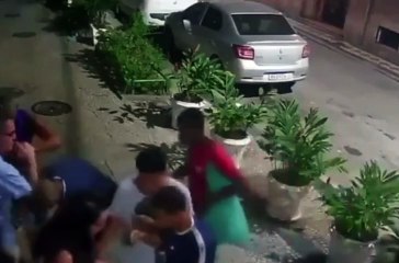 Bonde de 10 suspeitos encurrala e assalta casal