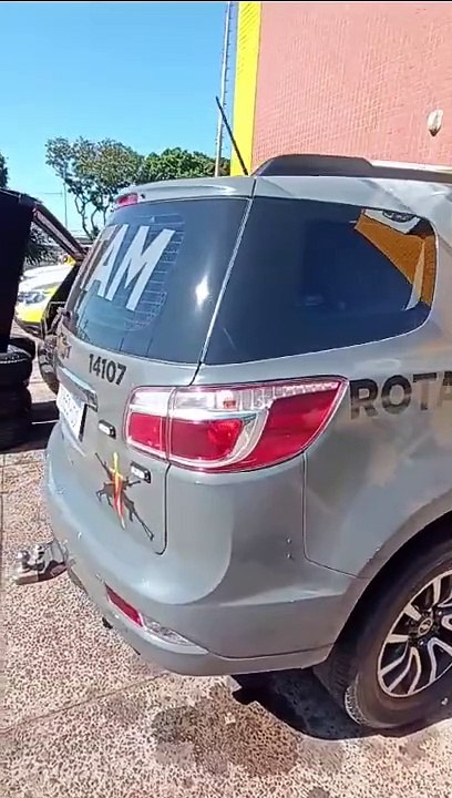 PM apreende veículo carregado com pneus contrabandeados do Paraguai na PR-323PM apreende veículo carregado com pneus contrabandeados do Paraguai na PR-323