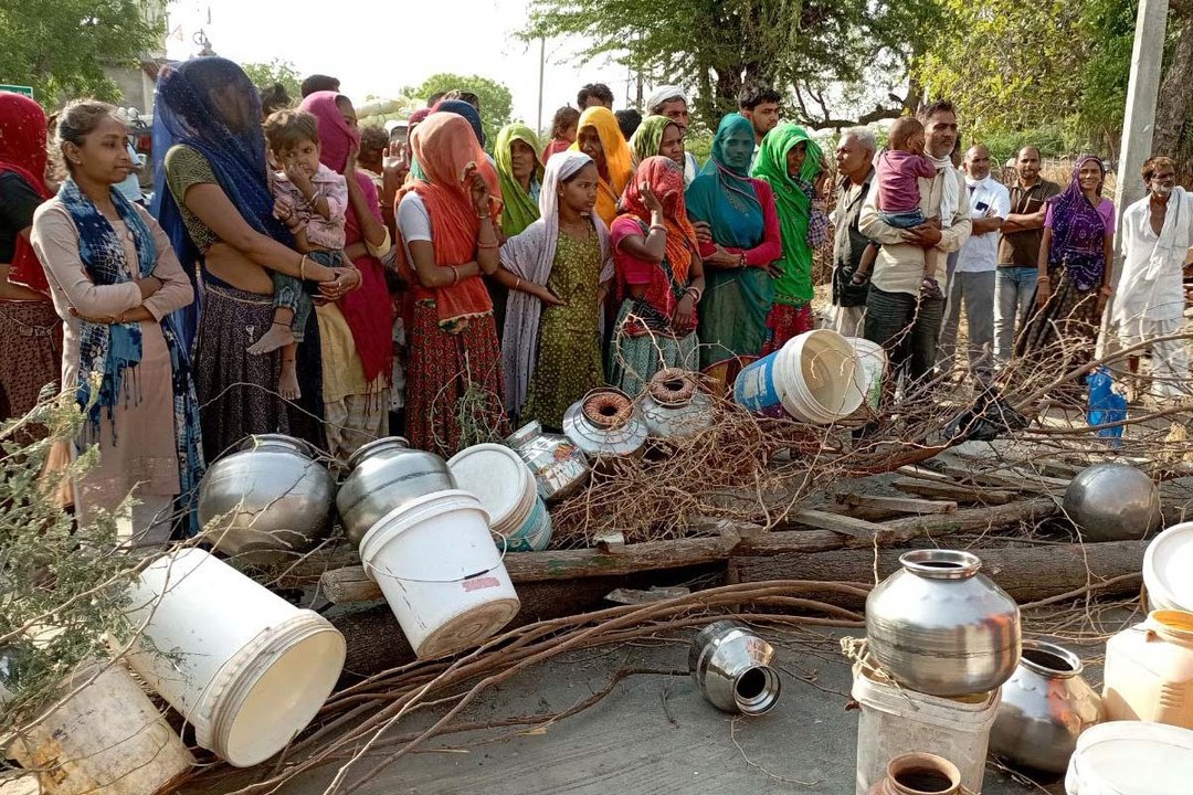 गर्मी बढऩे के साथ गहराया पेयजल संकट,  ग्रामीणों ने सडक़ पर लगाया जाम