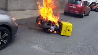 Arde una moto de Correos en Las Palmas de Gran Canaria