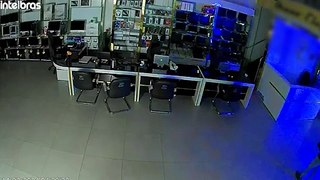 Vídeo mostra ladrões praticando furto de R$ 300 mil em eletrônicos em loja de Cascavel
