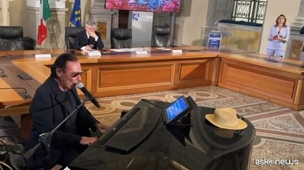 Venditti canta ed emoziona al MiC: "La Musica entri in Costituzione"