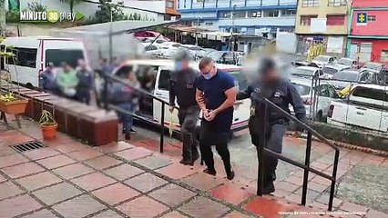 Video herunterladen: Seis policías judicializados señalados de torturar y asesinar a un extranjero en Caldas