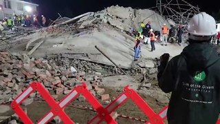 Seis muertos y decenas de obreros atrapados por derrumbe de un edificio en Sudáfrica
