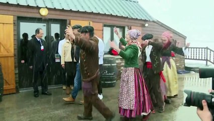 Macron recebe Xi nas montanhas para diálogo mais direto