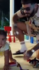 Anuel AA juega con su hija Cattleya