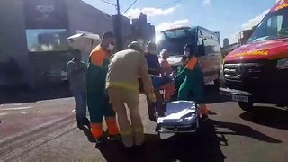 Casal de motociclistas fica ferido em acidente com Corolla no Centro