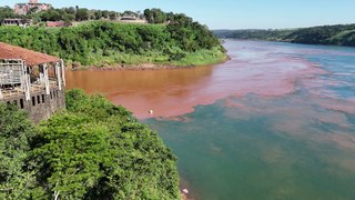 Encontro das águas dos rios Iguaçu e Paraná provoca contraste impressionante
