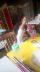 il me fatigue il me fait payer les glaces tout le temps il as peur d'en manger 