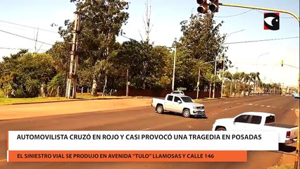 Automovilista cruzó en rojo y casi provocó una tragedia en Posadas
